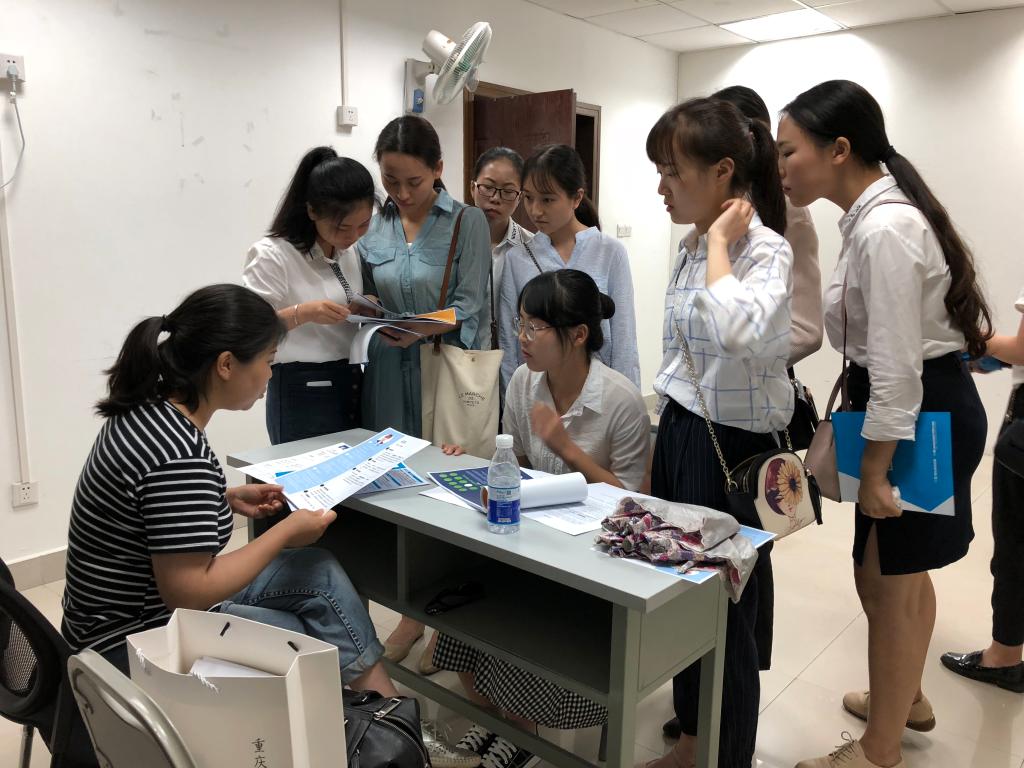 我院毕业生与用人单位进行交谈