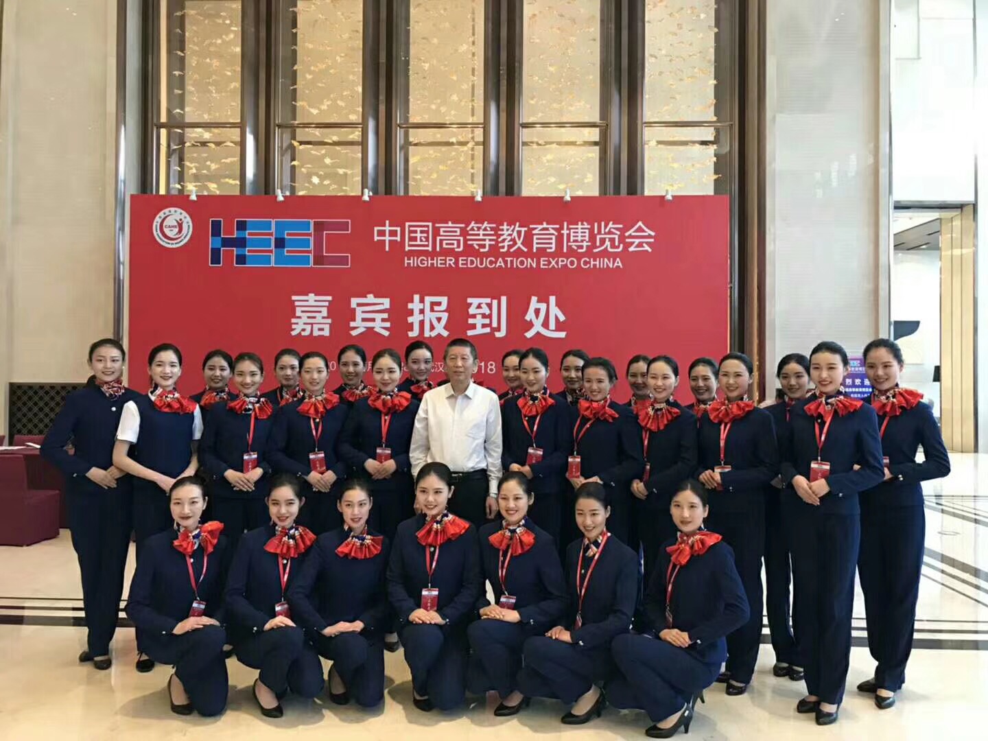 我院学生志愿者与参会嘉宾合影