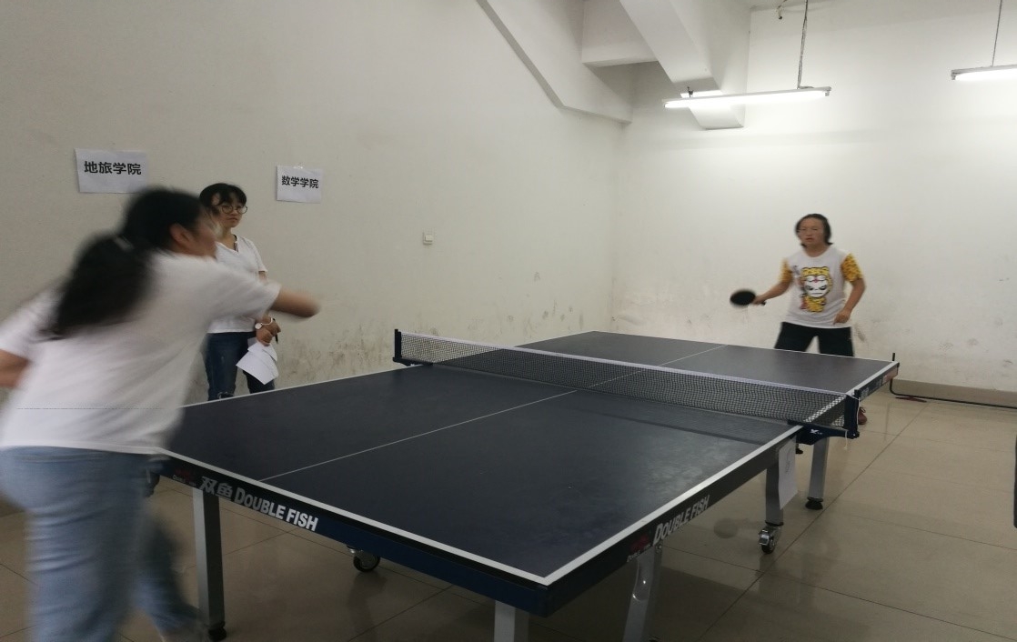 我院同学正在进行激烈的比赛