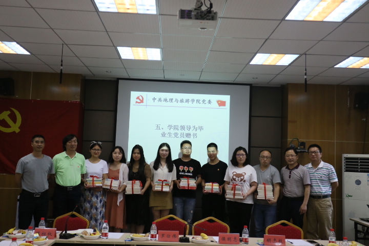学院领导为毕业生党员赠书